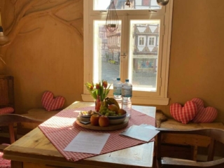 schlafen-im-keinekunstladen-essen-fenster