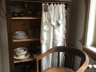 schlafen-im-keinekunstladen-schrank-stuhl